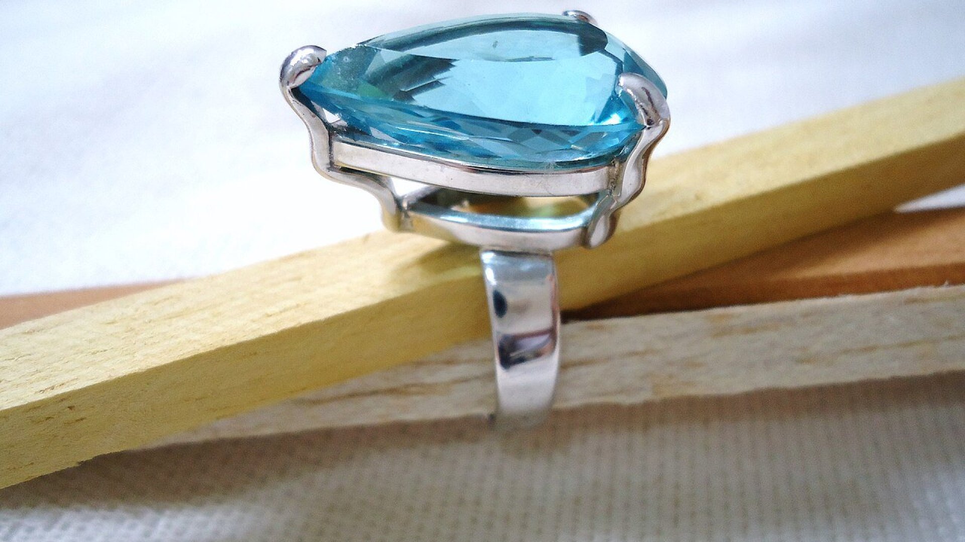 Pierścionek Lodowiec – topaz