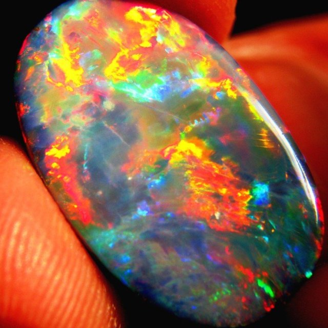 Opal: kamień, który oddycha